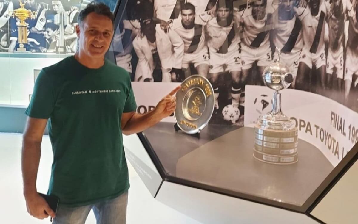 Carlos Germano na sala de troféus do Vasco