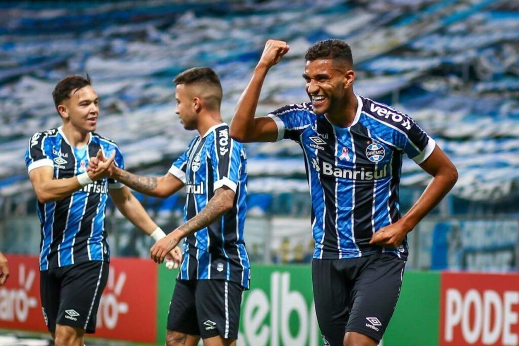 Isaque em ação pelo Grêmio