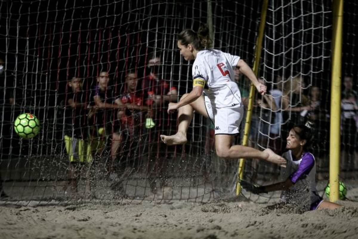 Jasna em ação pelo time feminino de Beach Soccer do Vasco