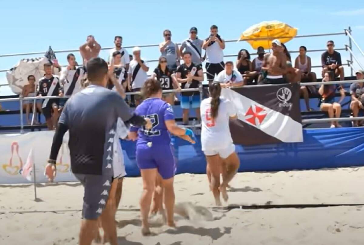 Jogadoras do Vasco comemorando o título do Carioca Feminino de Beach Soccer