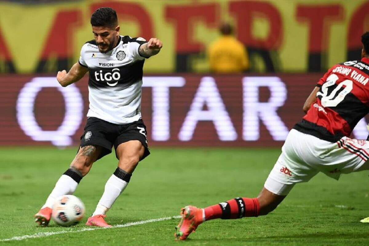 Jorge Recalde em ação pelo Olimpia contra o Flamengo na Libertadores 2021