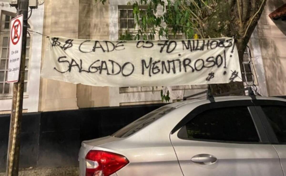 Faixa em protesto ao presidente Jorge Salgado em São Januário