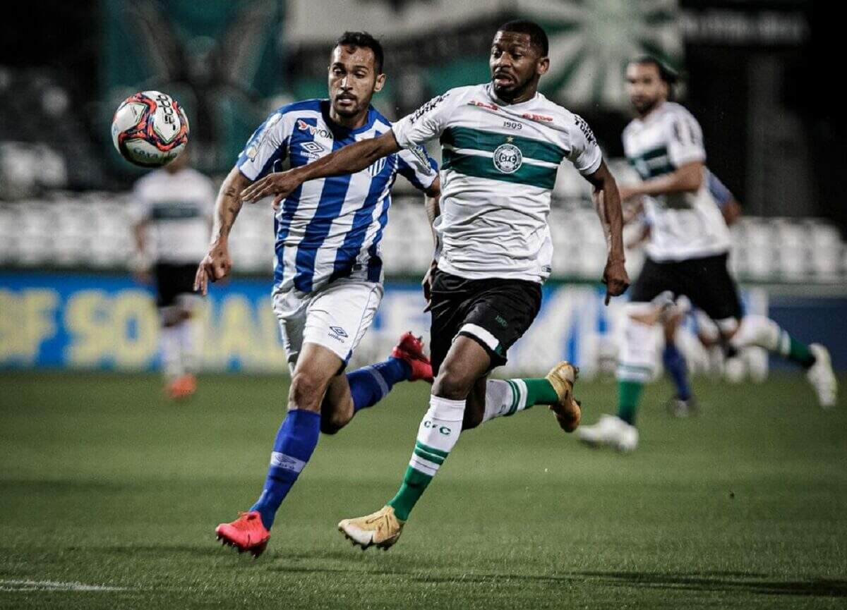 Waguininho em ação pelo Coritiba contra o Avaí pela Série B 2021