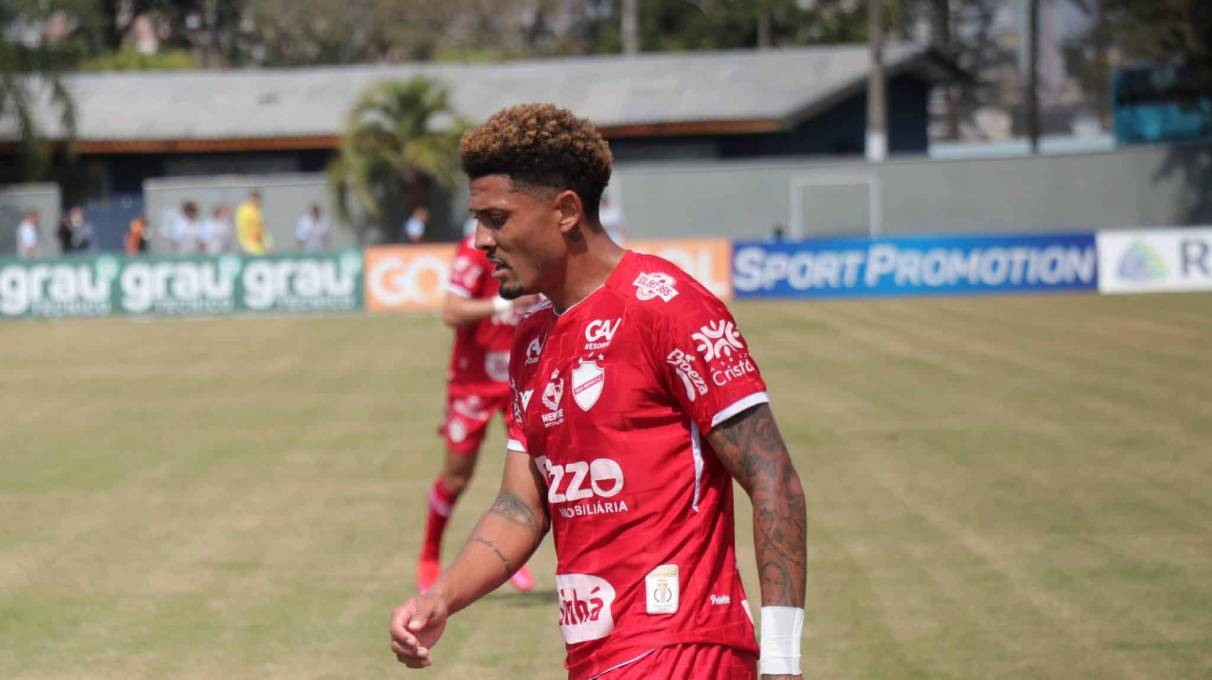 Willian Formiga defende o Vila Nova