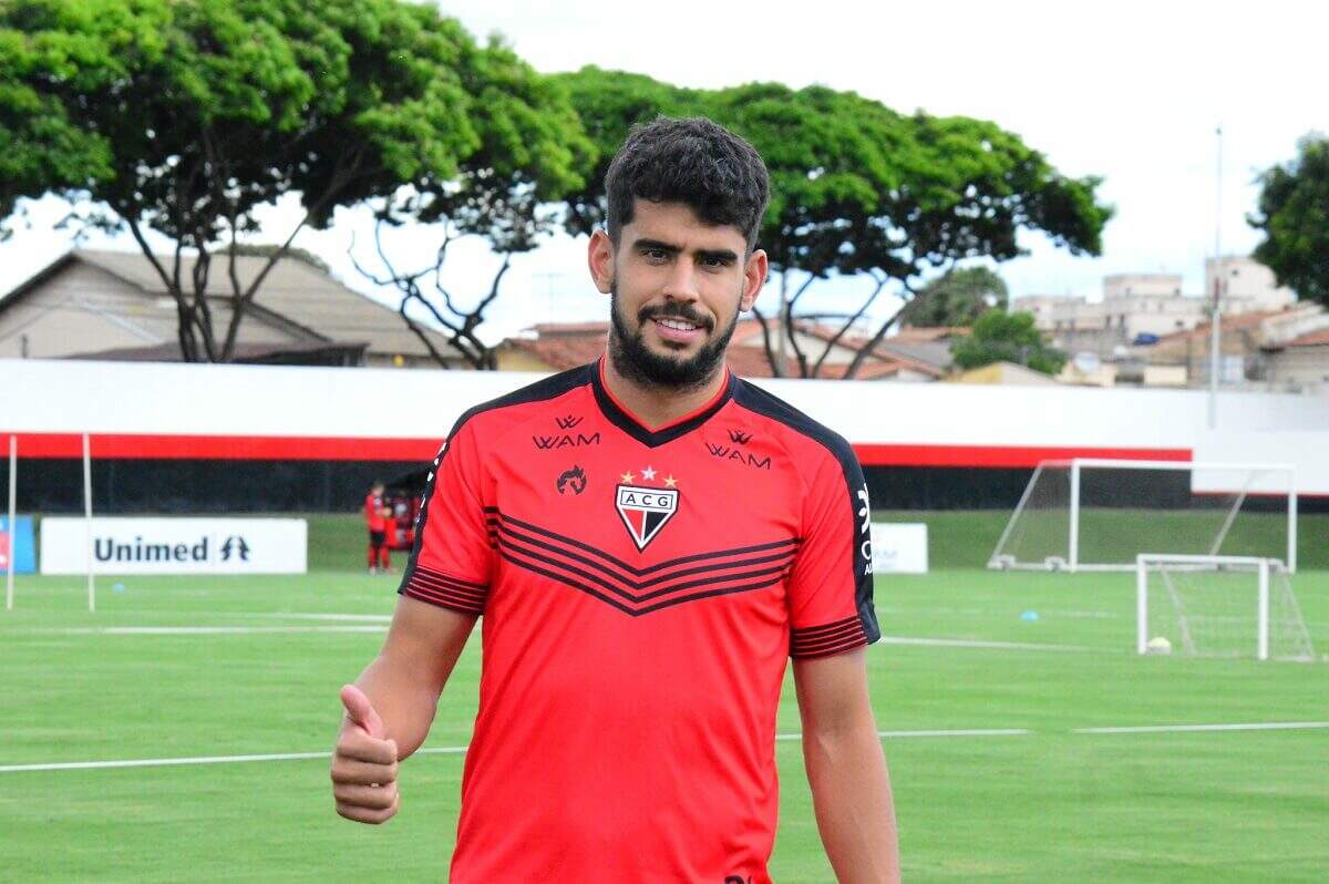Zé Roberto no CT do Atlético-GO