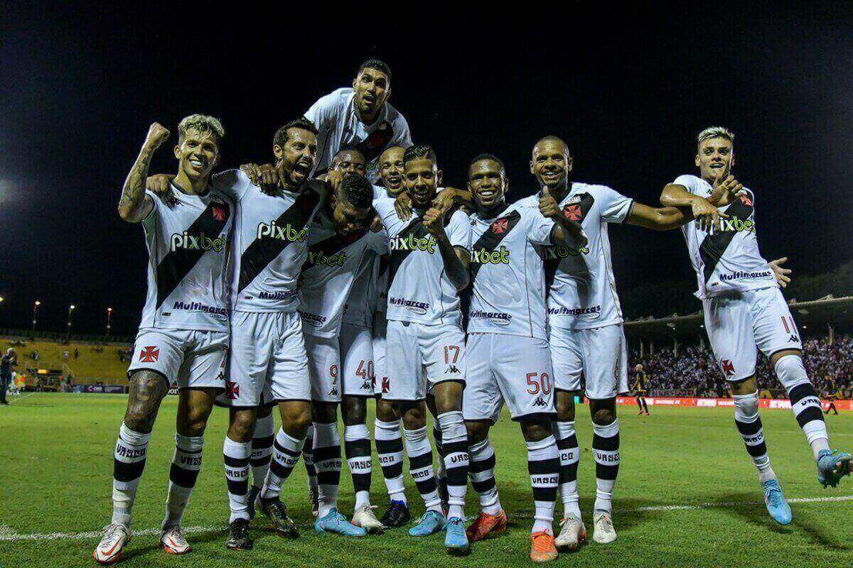 Jogadores do Vasco comemorando gol na vitória contra o Volta Redonda pelo Carioca