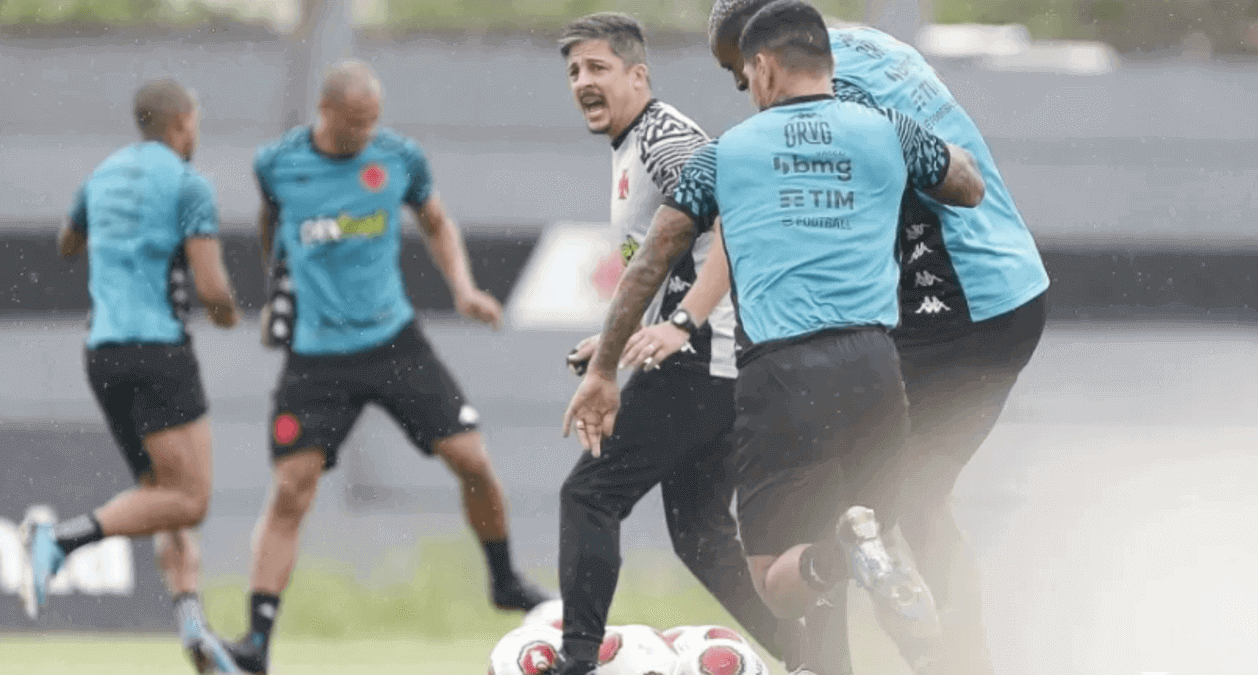 Preparador físico Fabio Eiras comanda atividade com elenco do Vasco no CT Moacyr Barbosa