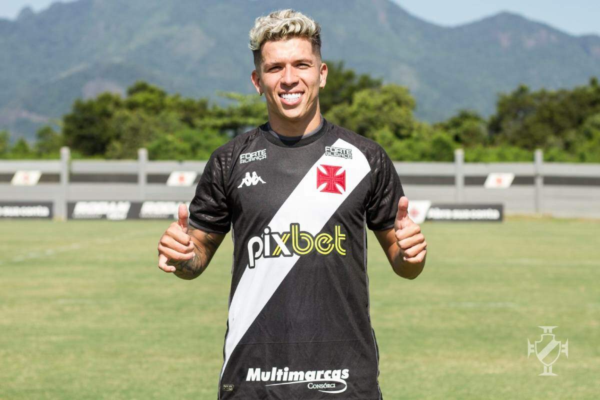 Bruno Nazário com a camisa do Vasco