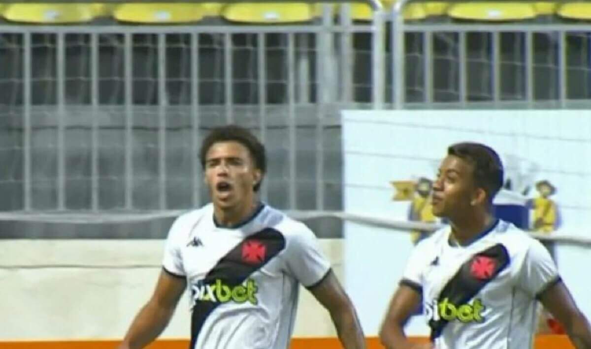 Figueiredo e Vinícius comemorando gol do Vasco contra o Ska Brasil na Copinha 2022