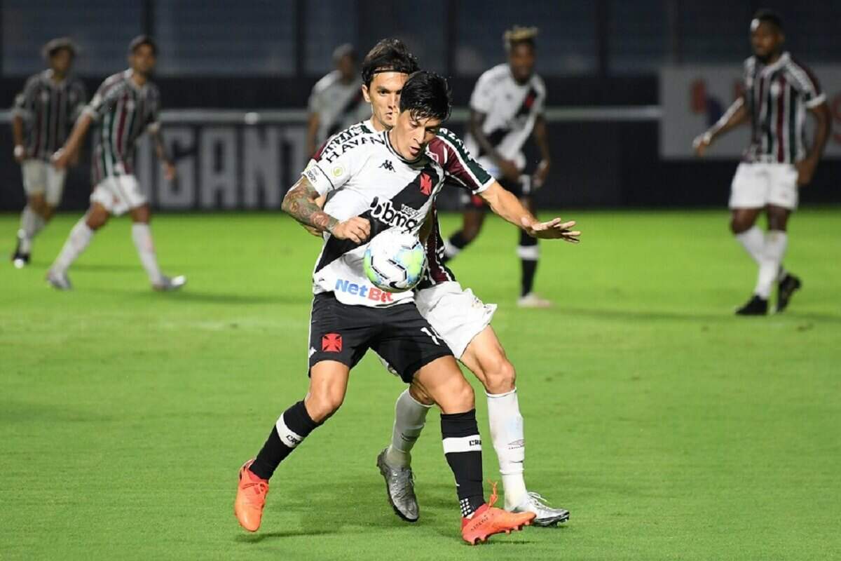Germán Cano sendo marcado por Matheus Ferraz em Vasco x Fluminense