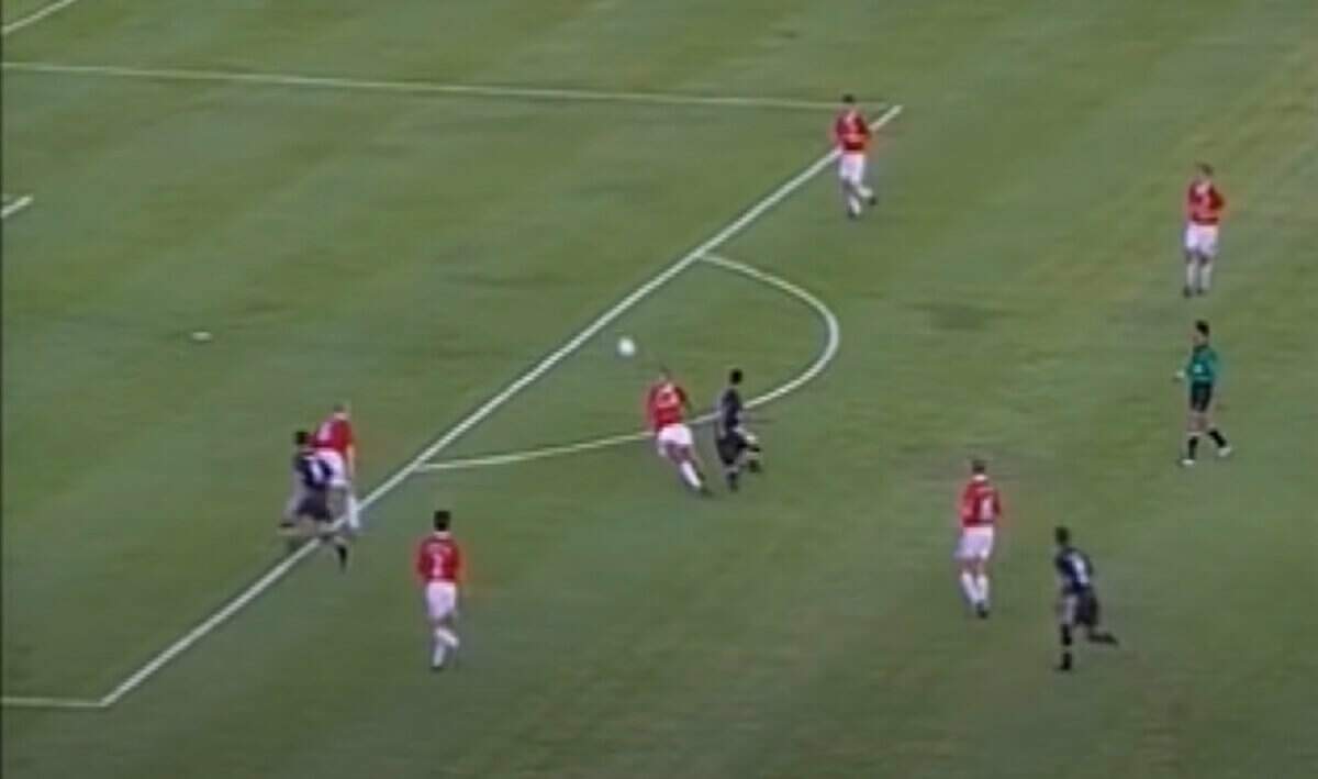 Exato momento do drible antológico de Edmundo em Brown antes de marcar seu gol contra o Manchester United em 2000