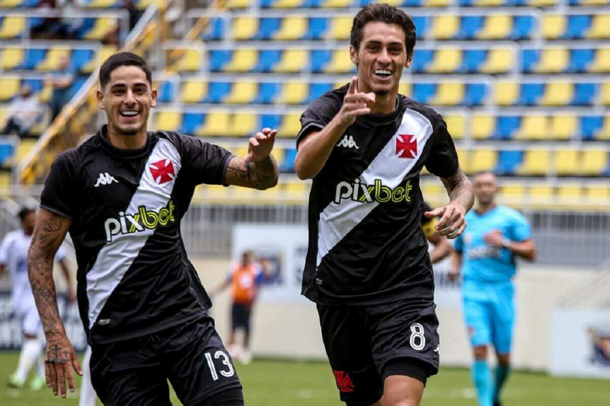 JP Galvão e Marlon Gomes comemoram gol do Vasco na Copinha 2022