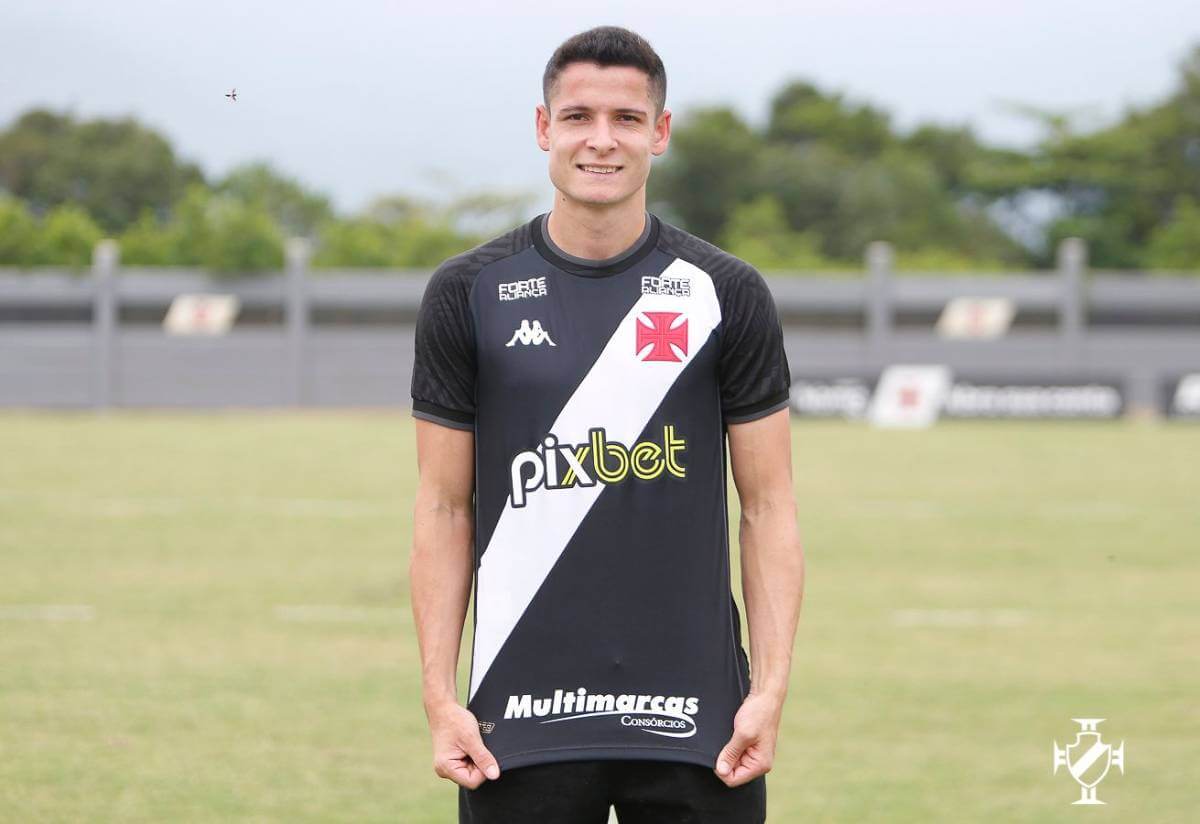 Matheus Barbosa posa com a camisa do Vasco