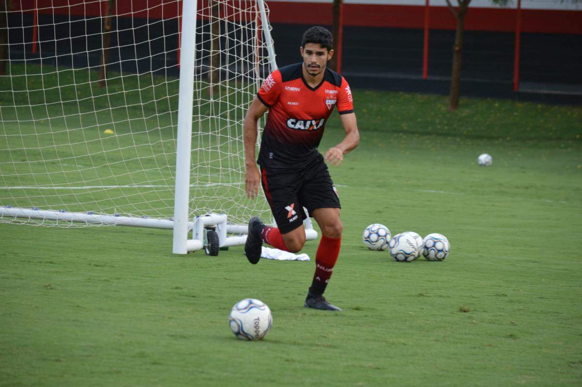Oliveira, zagueiro do Atlético-GO