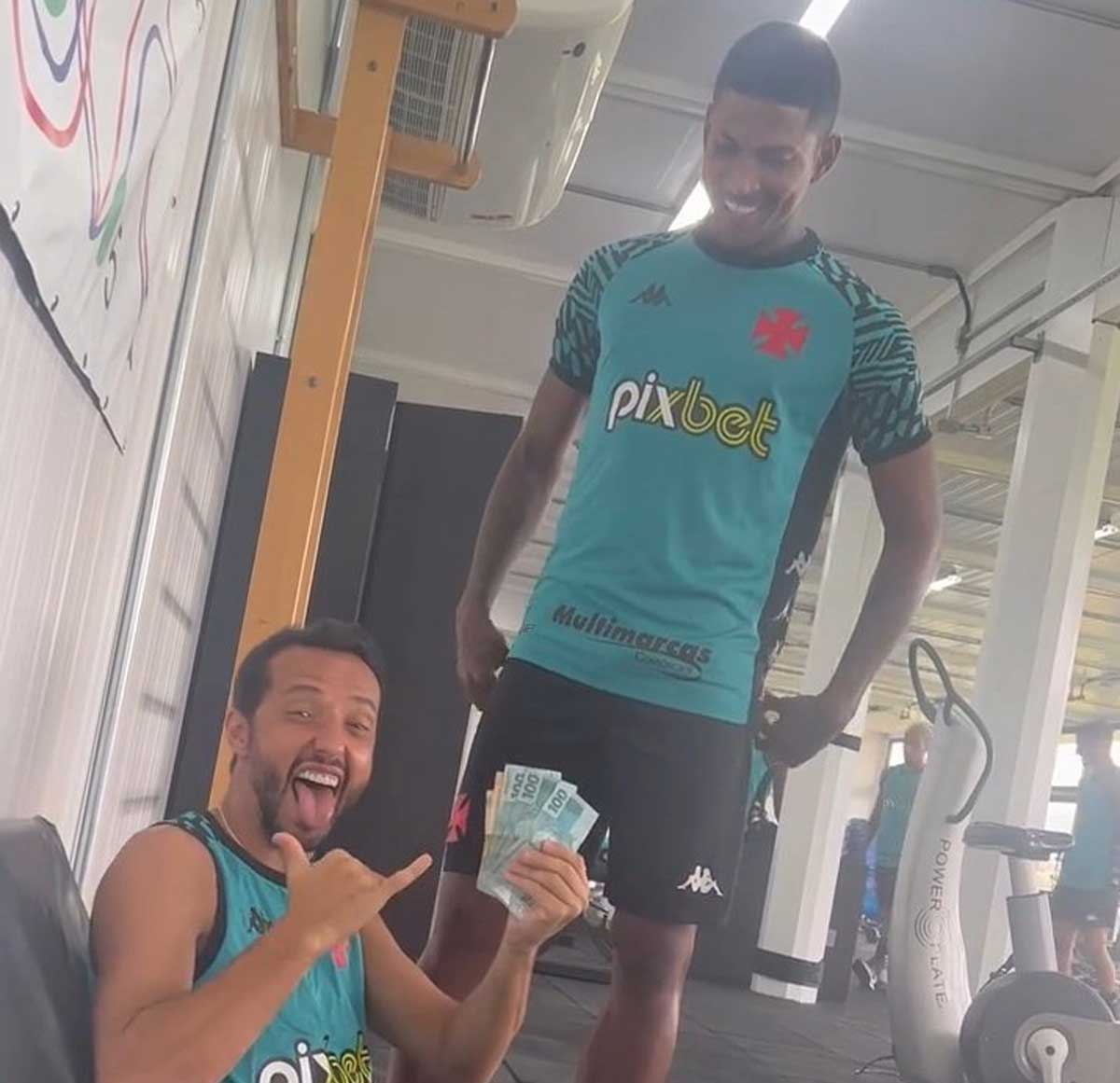 Nenê recebe dinheiro de Raniel