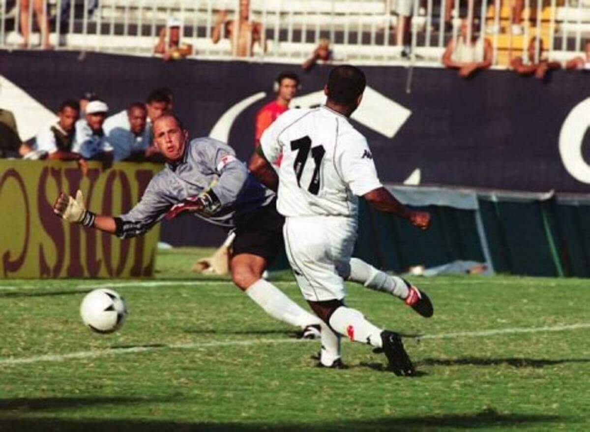 Romário marcando gol pelo Vasco no Campeonato Carioca de 2001