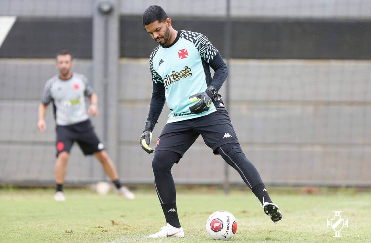 Goleiro Thiago Rodrigues recebe a camisa 1 do Vasco e destaca jogo