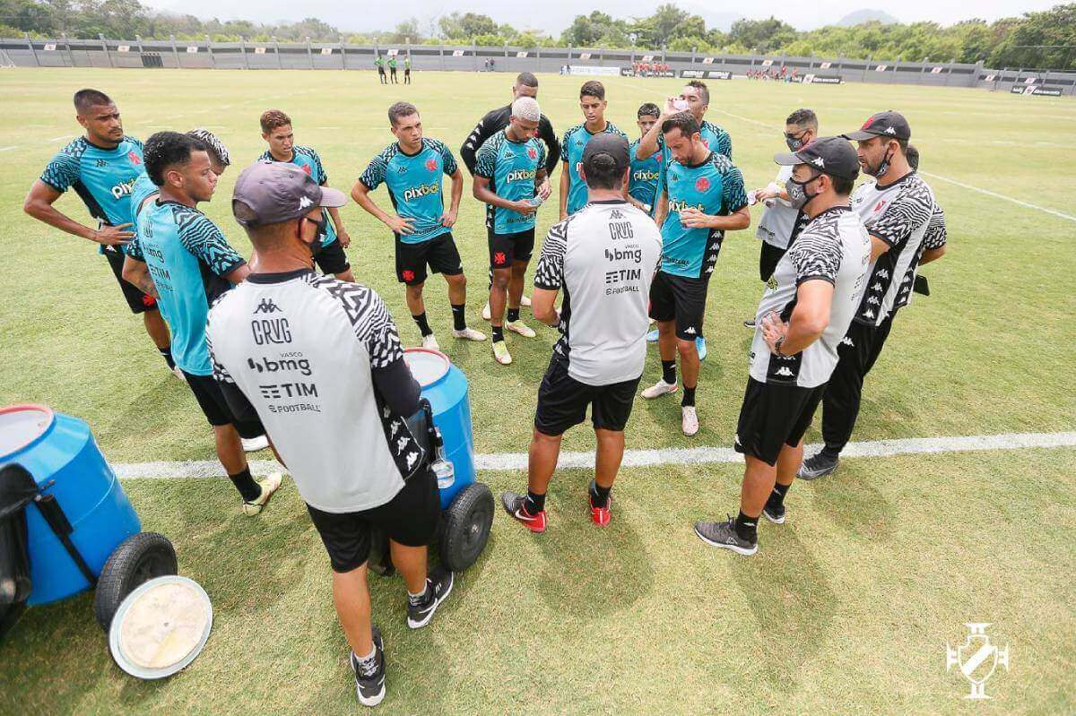 Zé Ricardo conversando com jogadores em treino do Vasco