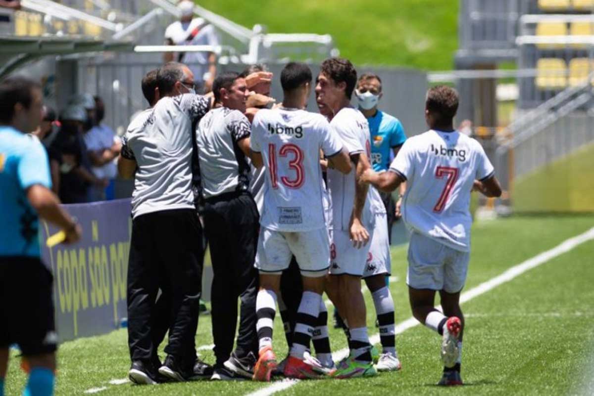 Jogadores do Vasco comemorando gol contra o Audax
