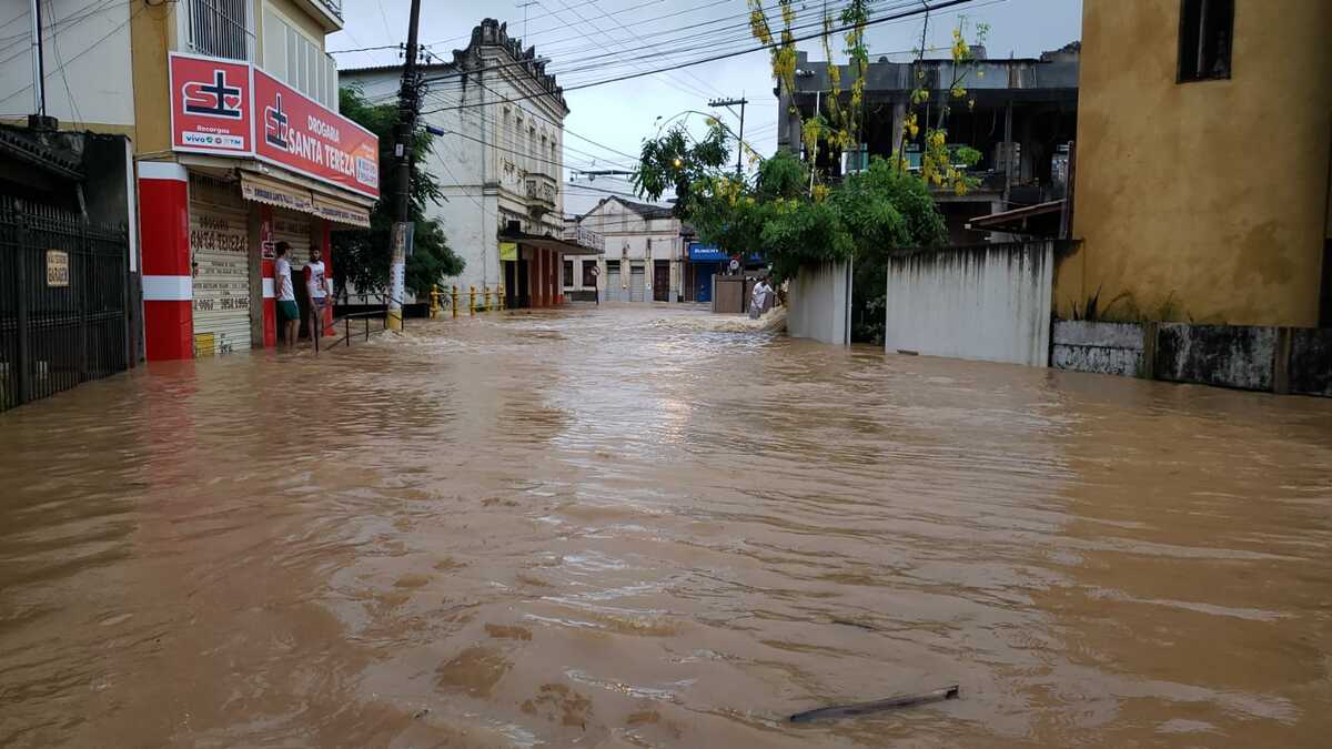 Temporal alagou diversas ruas de Miracema, no RJ