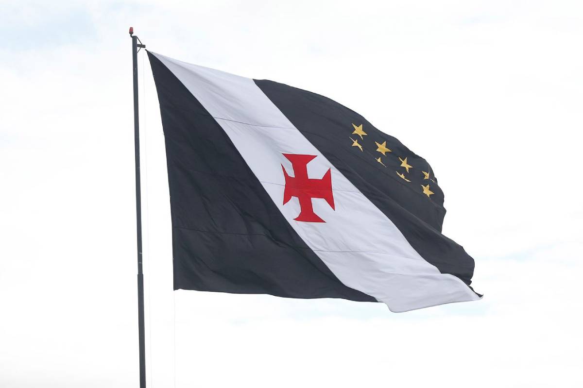 Bandeira doada por vascaínos ao CT Moacyr Barbosa