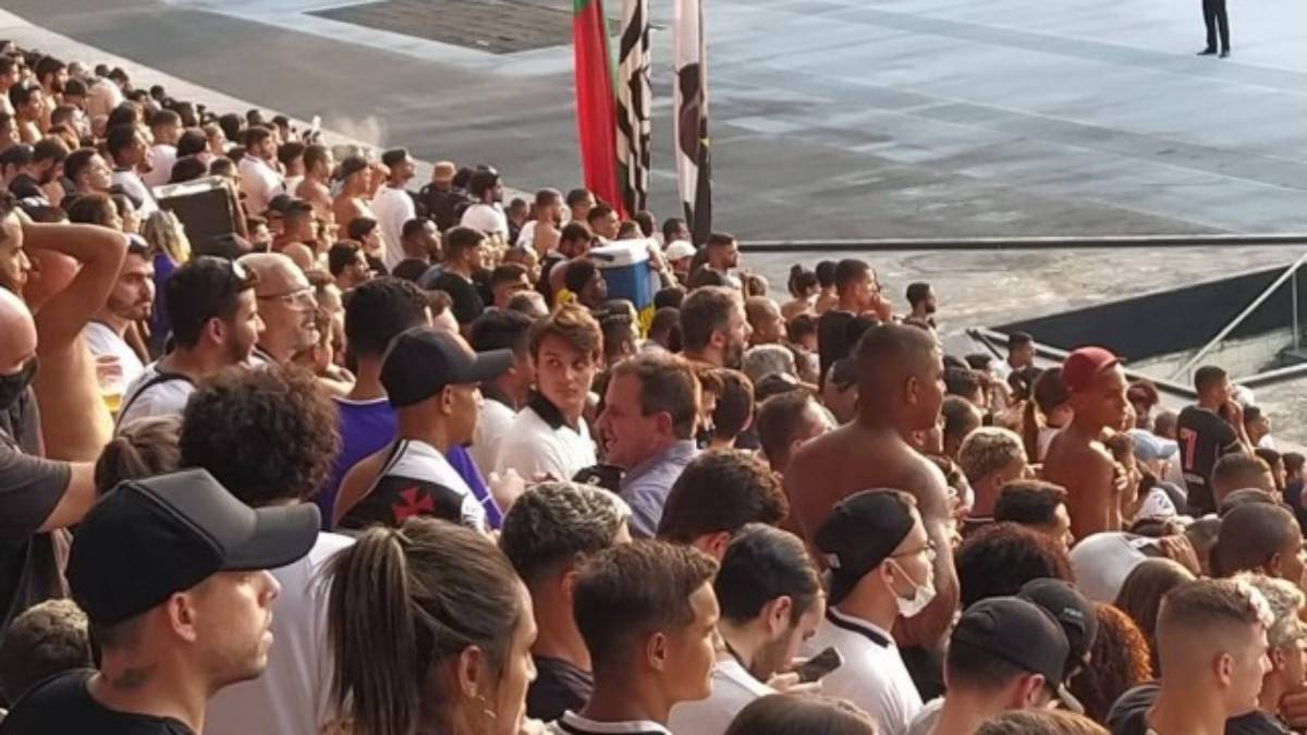 Eduardo Paes com a torcida do Vasco no Nilton Santos