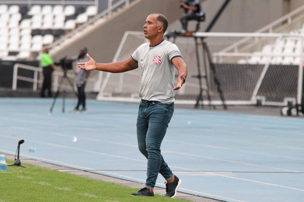 Felipe Maestro é o técnico do Bangu