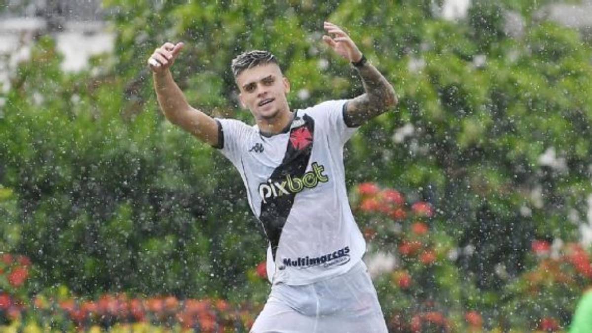Gabriel Pec comemorando gol contra o Madureira