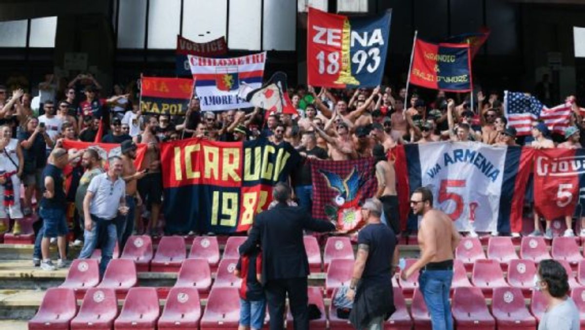 Torcida do Genoa conversa com um dos donos da 777 Partners