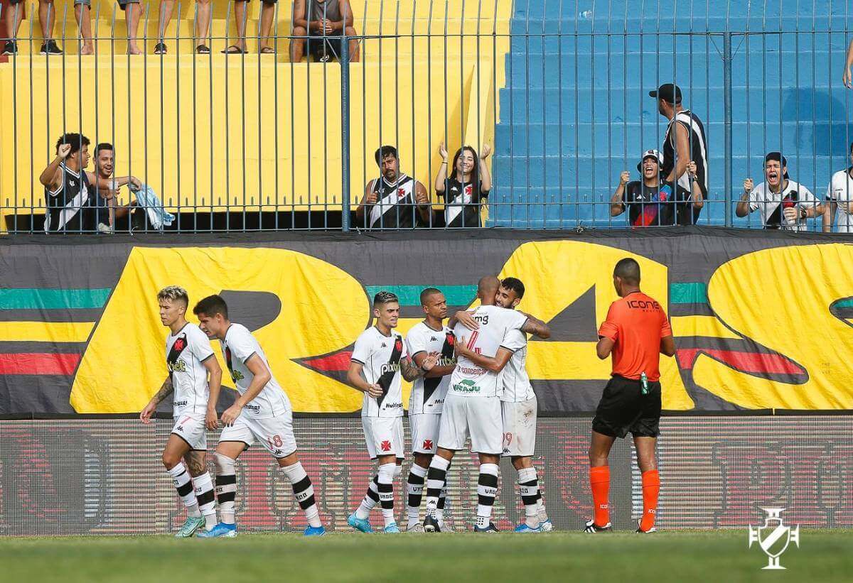 Getúlio comemorando gol com os colegas