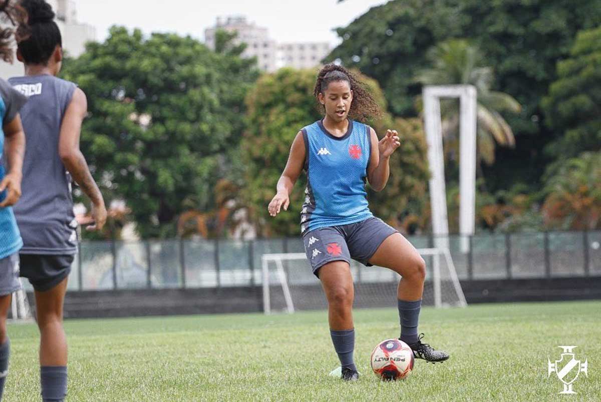 Meninas do Vasco treinam em São Januário