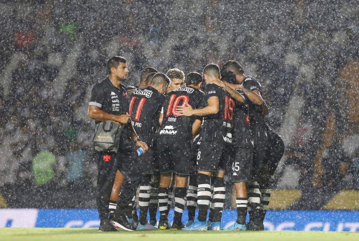 Jogadores do Vasco comemorando gol contra o Bangu