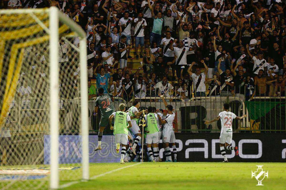 Jogadores do Vasco comemorando gol contra o Audax