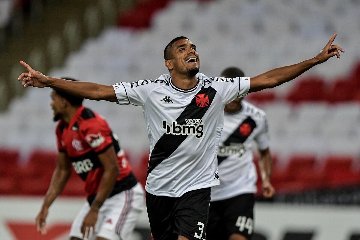 Léo Matos comemorando gol contra o Flamengo pelo Carioca 2021