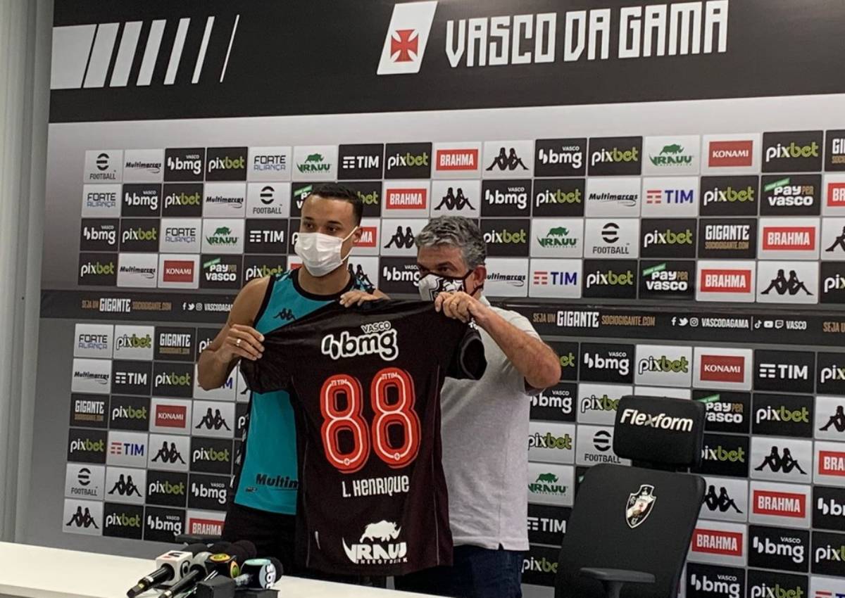 Luiz Henrique e Carlos Brazil durante apresentação pelo Vasco