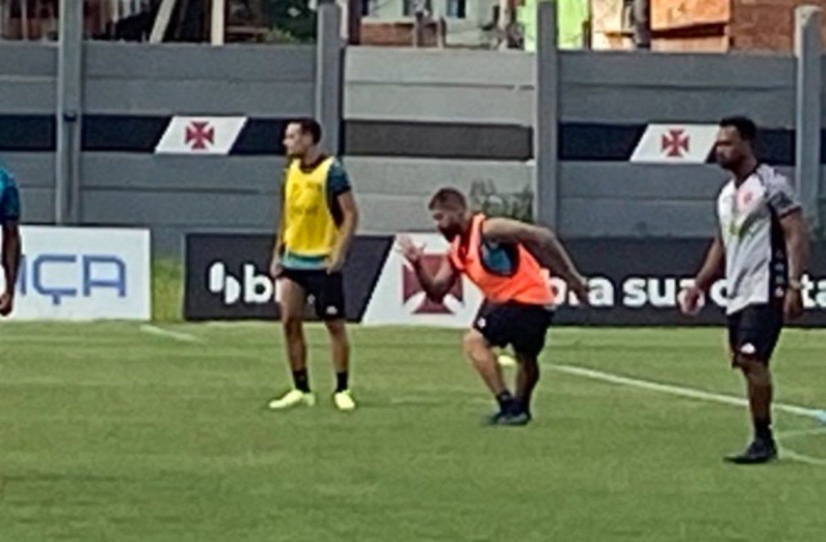 Luiz Henrique e Juan Quintero em treino do Vasco