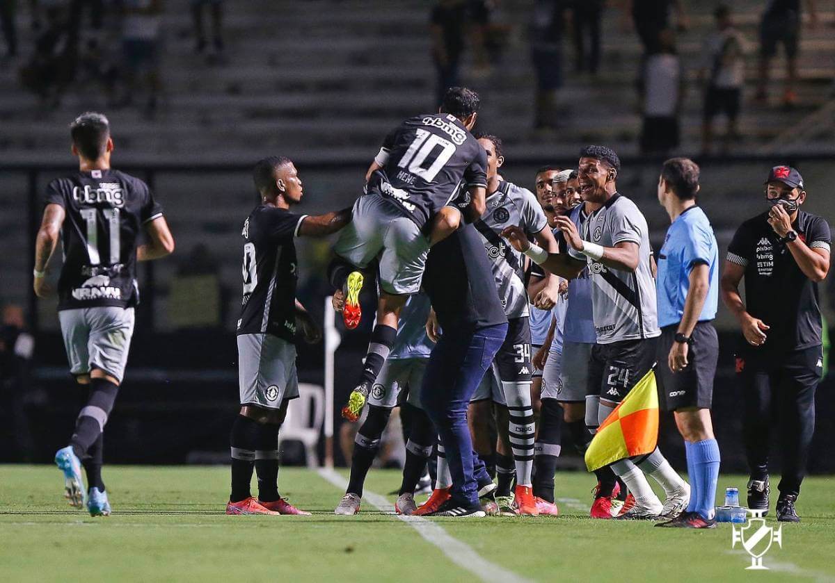 Nenê comemorando gol com Zé Ricardo