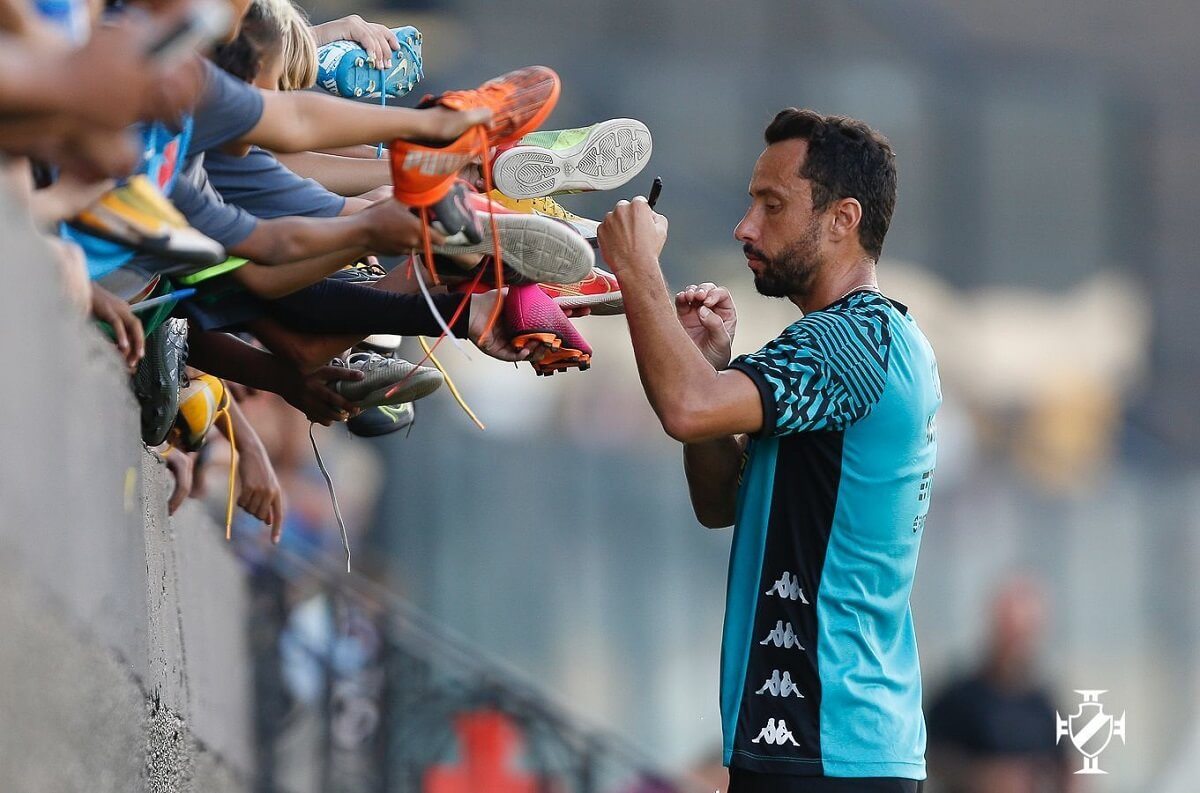 Nenê autografando chuteiras de atletas da base do Vasco em São Januário