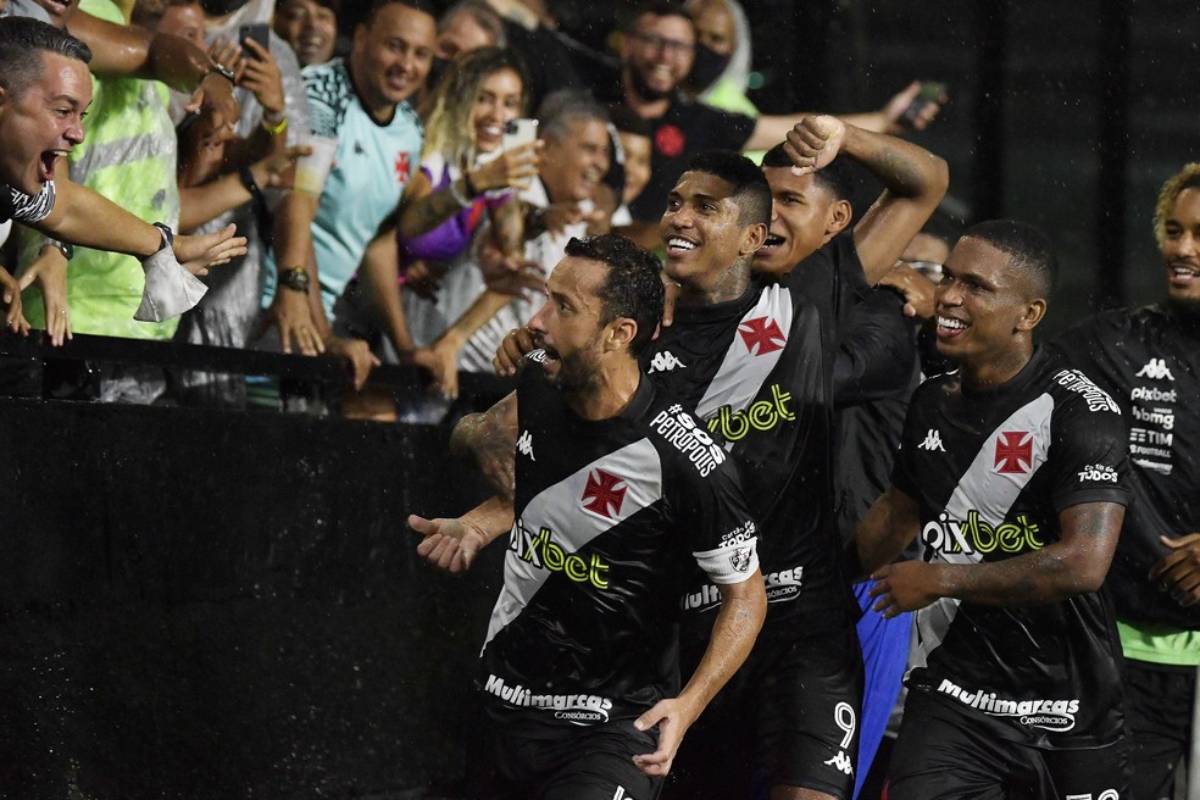 Nenê comemora gol com a torcida em São Januário