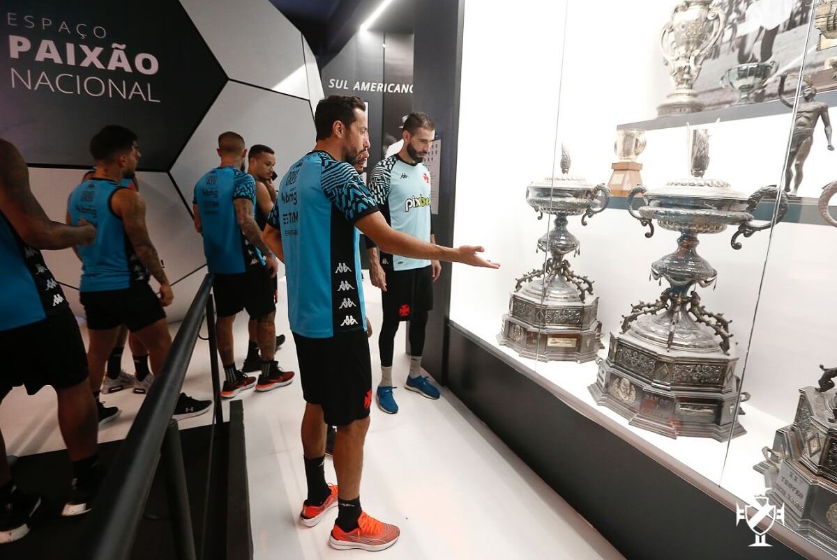 Nenê e Vanderlei observando troféus do Vasco no Espaço Experiência, em São Januário