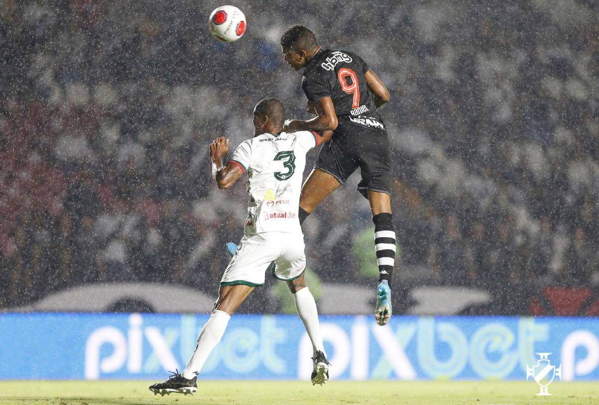 Raniel disputando bola com jogador da Portuguesa-RJ