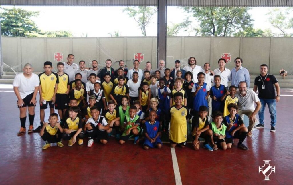 Sócios da 777 com alunos da Vasco Academy