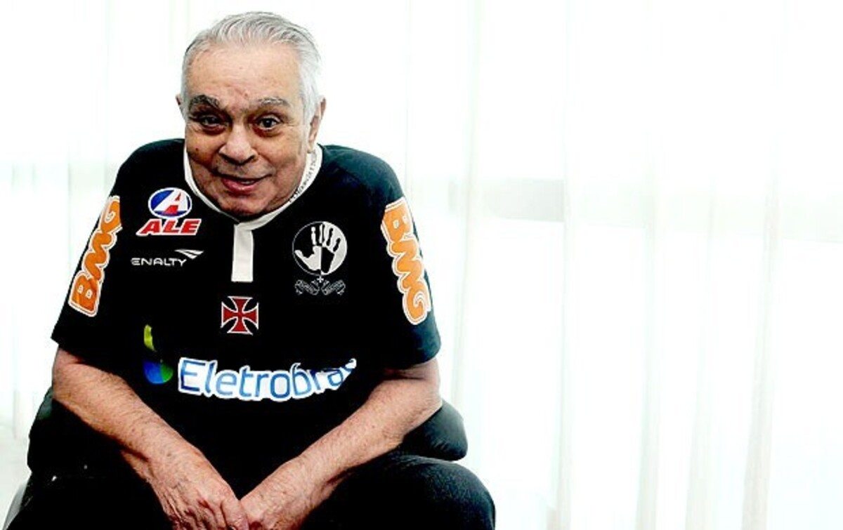 Chico Anysio com a camisa do Vasco