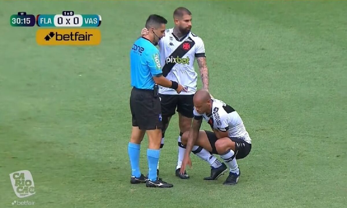Anderson Conceição sentindo dores na região da costela em Flamengo x Vasco pelo Carioca 2022