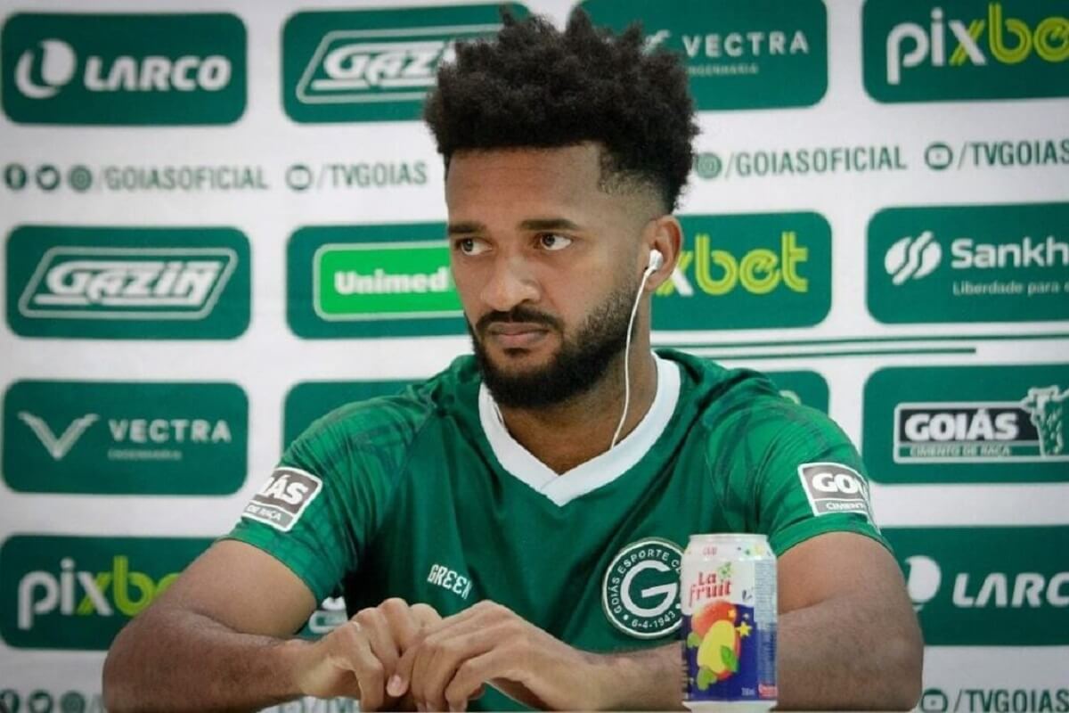 Artur em coletiva do Goiás