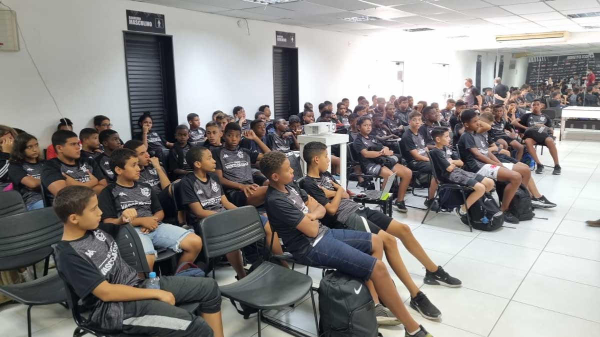 Alunos do Vasco em aula sobre a guerra na Ucrânia