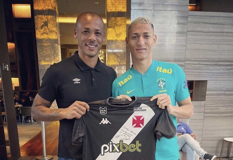 Richarlison é presenteado por Anderson Conceição com camisa do Vasco