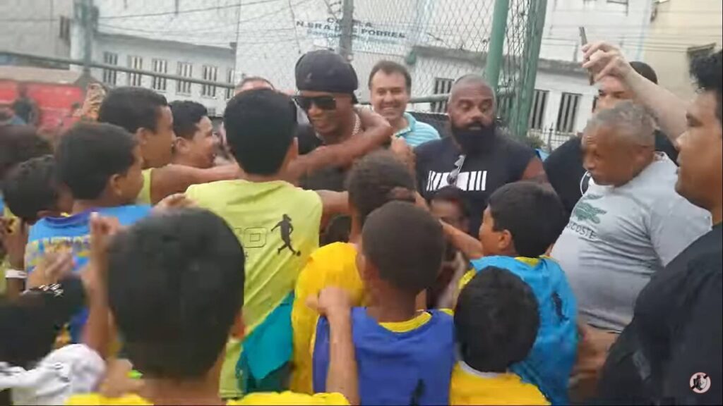 Ronaldinho faz a festa de crianças na Barreira do Vasco