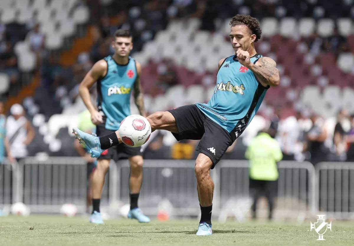 Figueiredo durante treino em São Januário