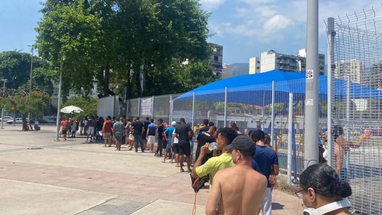 Torcedores formam fila por ingresso no Maracanã